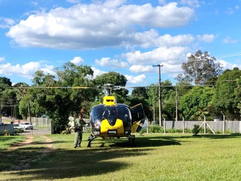 Trabalhador socorrido pelos Bombeiros após ser atingido por rampa de Retroescavadeira