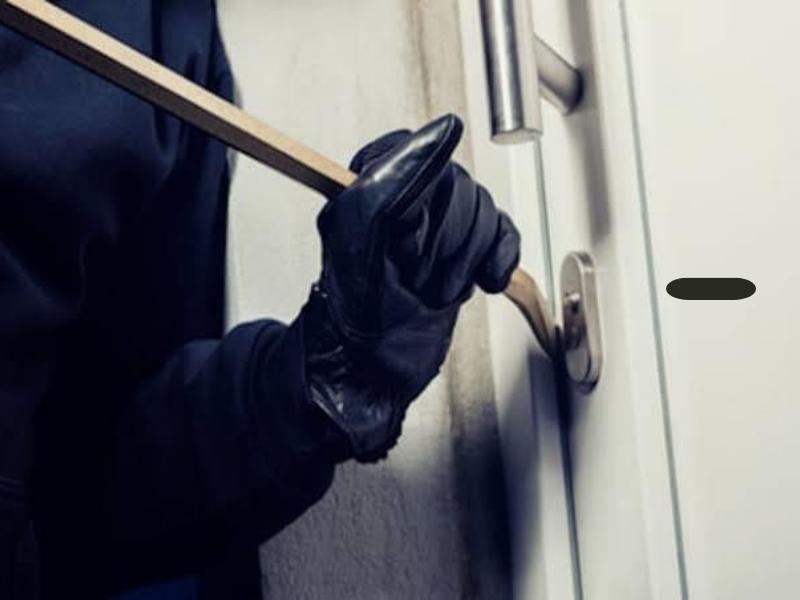 Marginais levam vários objetos do interior de uma residência na região do Botiatuva