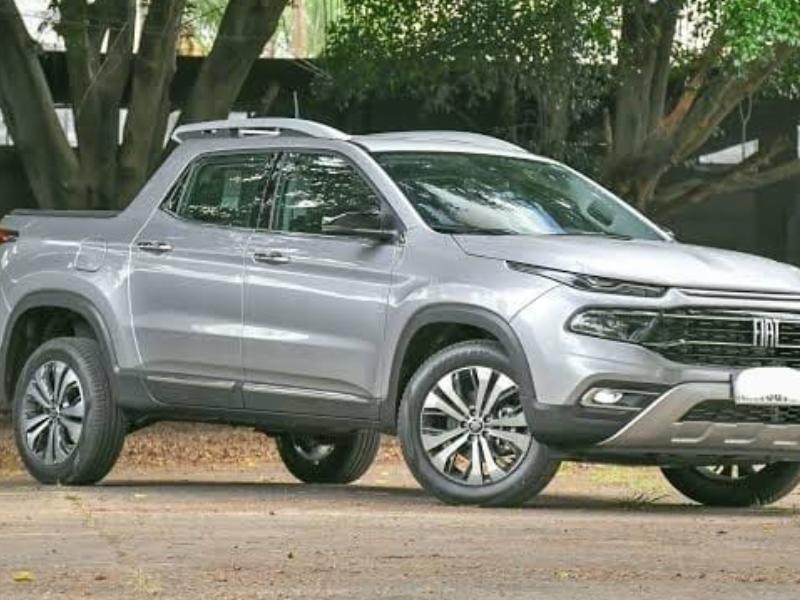 Marginais armados invadem residência e roubam Fiat Toro prata
