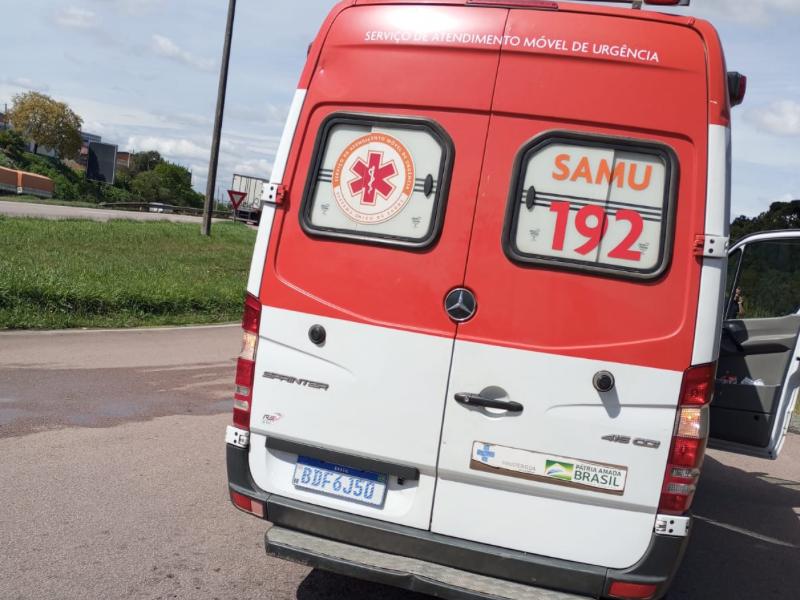 Socorristas do SAMU prestam atendimento a uma vítima de capotamento na 277
