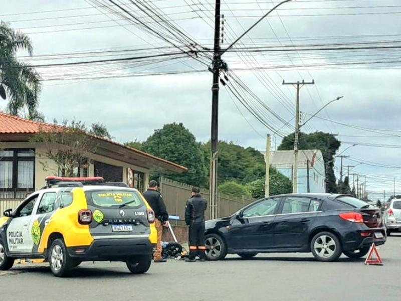 Colisão com automóvel deixa motociclista ferido