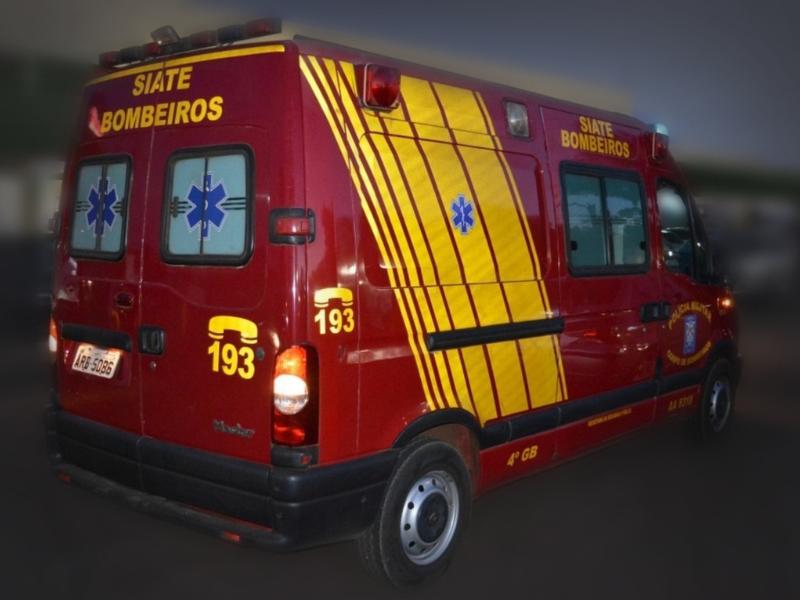Menor de idade é socorrido pela equipe do SIATE após acidente com moto