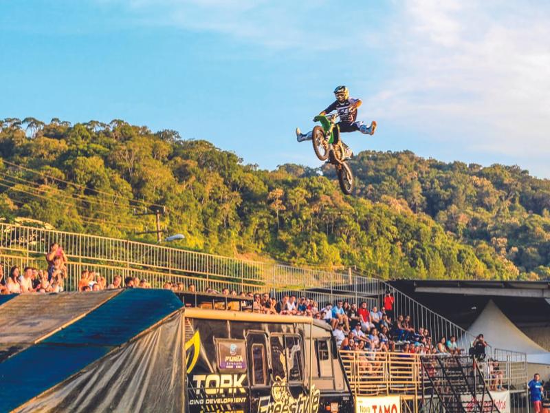 Campo-larguense se destaca na prática do freestyle motocross
