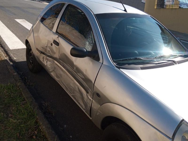 Sandero prata colide em Ka da mesma cor e condutor foge do local