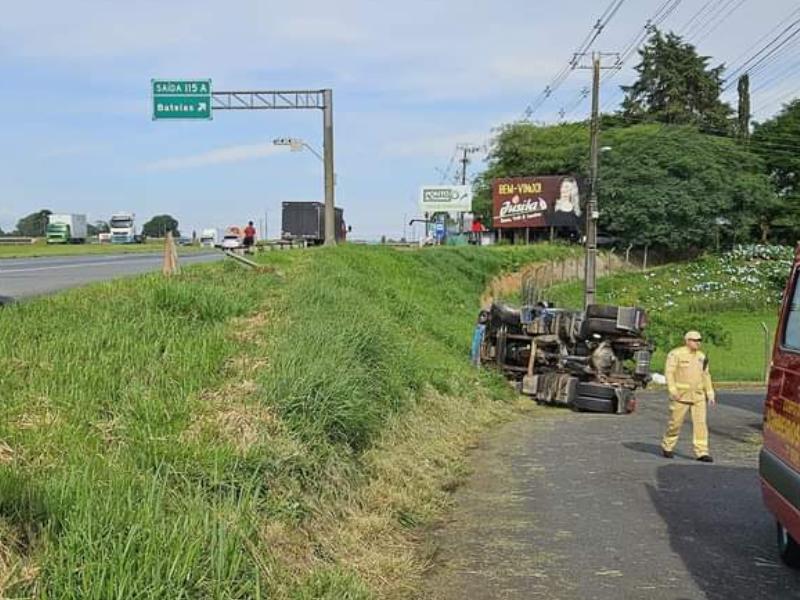 Bombeiros atendem uma vítima em acidente na BR-277 em Campo Largo 