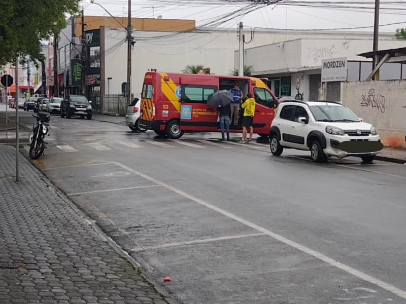 Motociclista socorrido pelo SIATE após acidente no Centro
