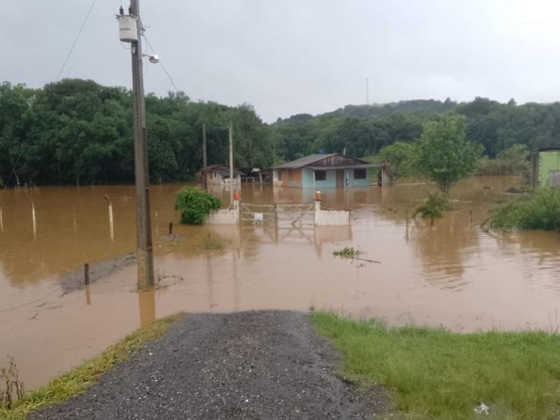 Chuva intensa sob Campo Largo no feriado gera atendimentos em vários bairros da cidade