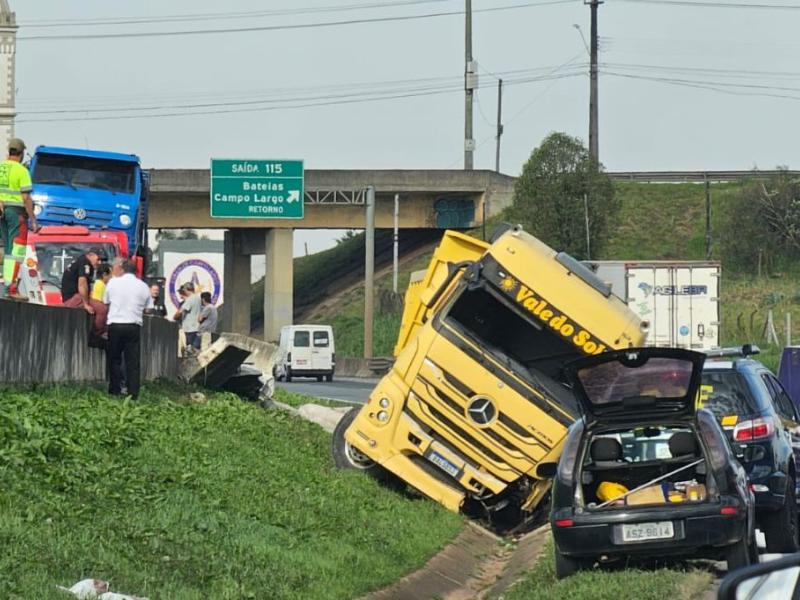 Carreta invade pista contrária e quase provoca tragédia em Campo Largo