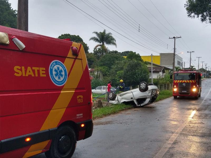 Colisão seguida de capotamento no Botiatuva e duas vítimas socorridas pelos Bombeiros 