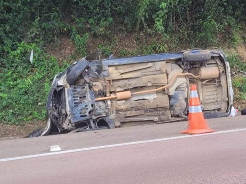 Bombeiros socorrem uma vítima sem gravidade em tombamento na Serra de São Luiz do Purunã 
