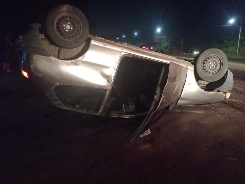 Motorista socorrido pela equipe do SIATE após capotamento no bairro Itaqui