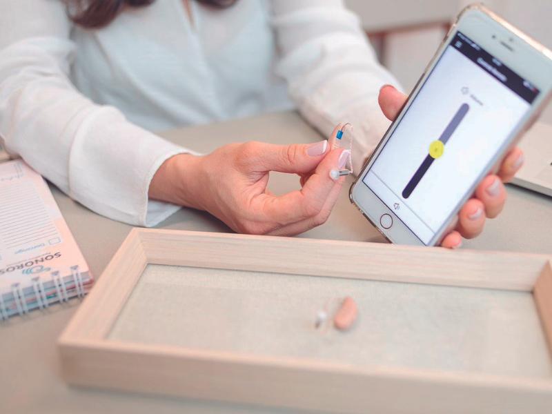 Clínica Sonoros Aparelhos Auditivos tem dispositivo com transmissão de áudio para melhor qualidade de vida