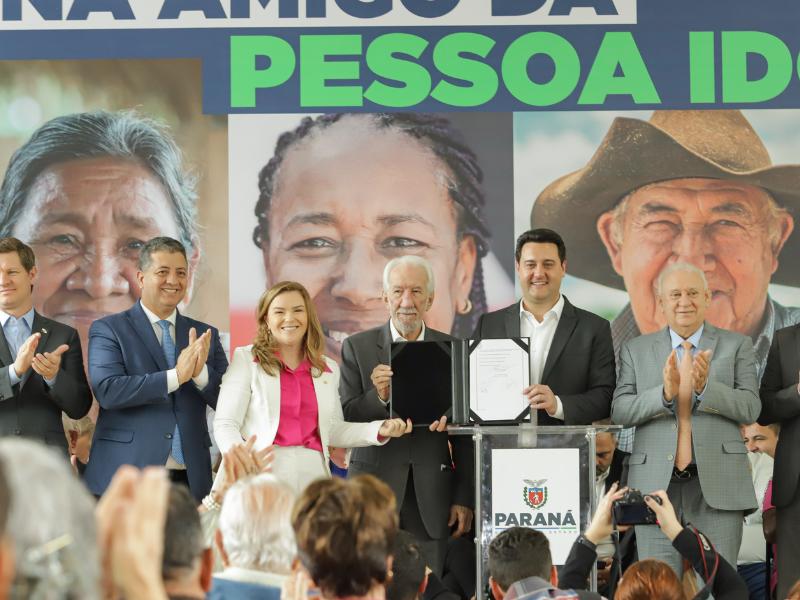 Ratinho Junior sanciona lei da gratuidade das passagens e anuncia programas aos idosos