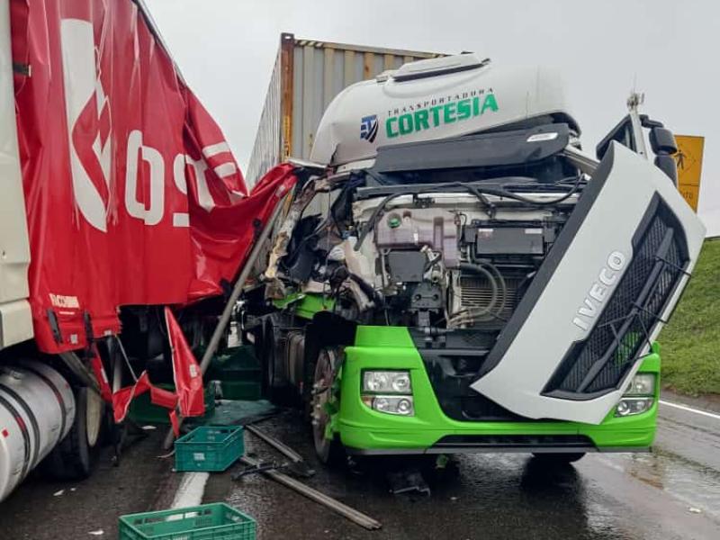 Acidente entre caminhões e carro deixa trânsito lento na BR-277