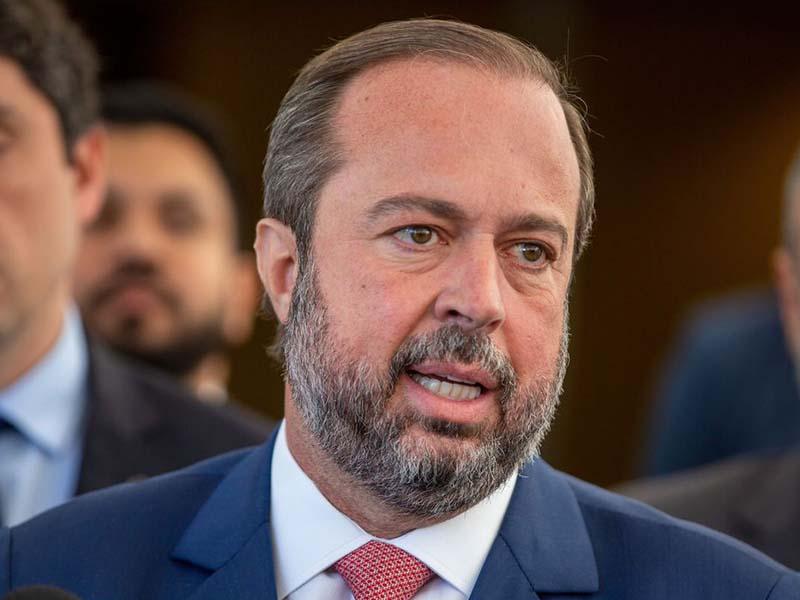 Ministro diz que Petrobras está abrasileirando preço dos combustíveis