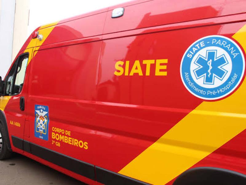 Motociclista socorrido pelos Bombeiros após colisão entre uma Kombi e uma moto na Ferraria 