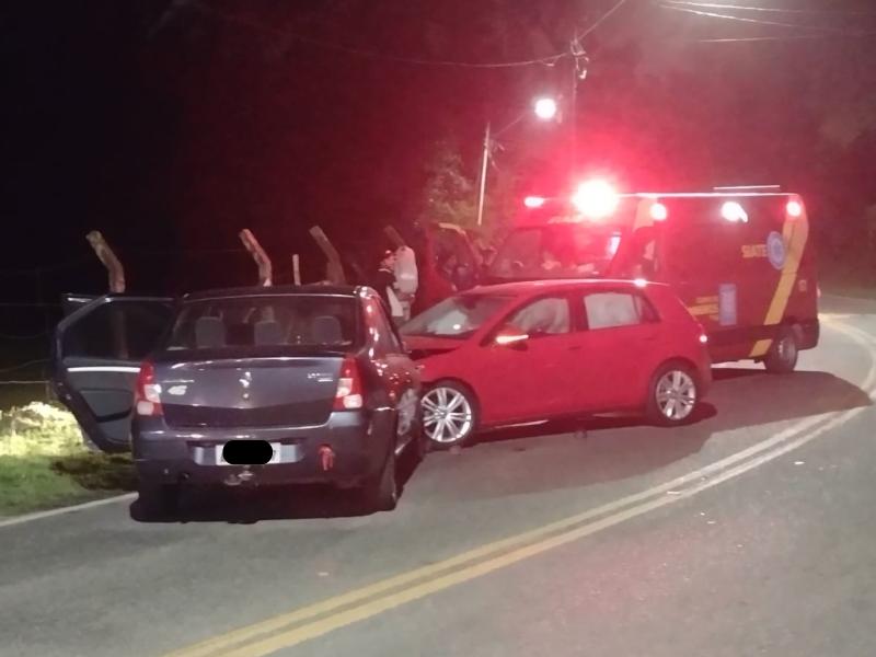 Uma pessoa fica ferida em colisão frontal entre veículos no bairro Botiatuva 