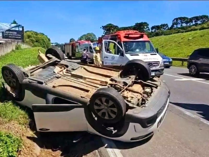 Colisão entre um carro e um caminhão resultou em capotamento com duas vítimas feridas