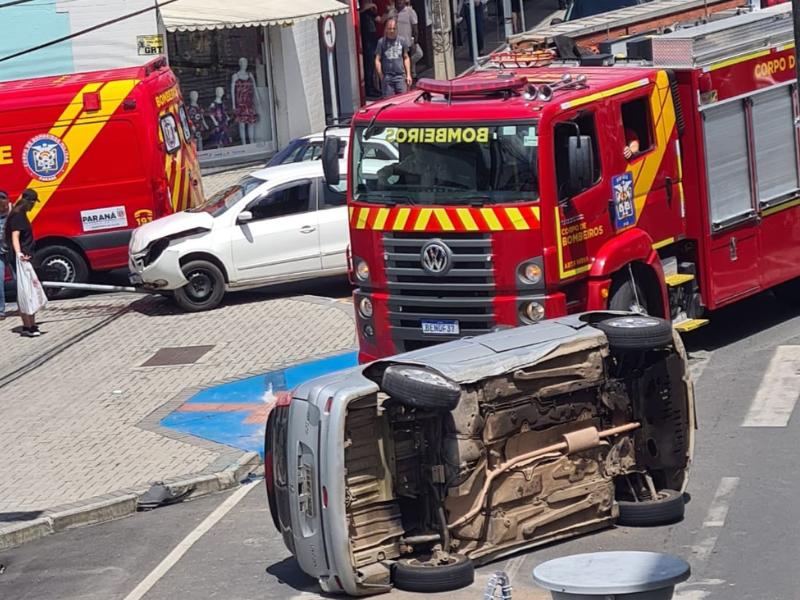 Homem socorrido pelos Bombeiros após colisão seguida de capotamento em Campo Largo 