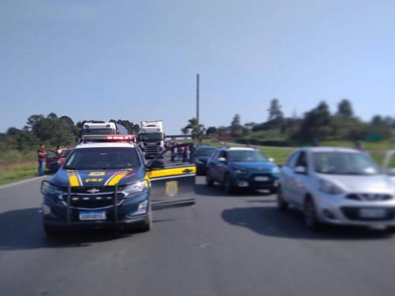 PRF e DER fazem operação para desafogar BR-277 e pista permanece bloqueada