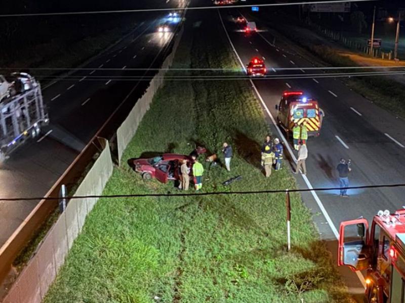Veículo desgovernado sai da pista no Cercadinho e três são socorridos