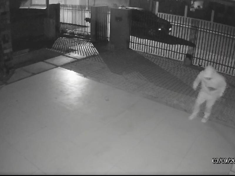 Indivíduos em veículo escuro arrombam residências em Campo Largo 