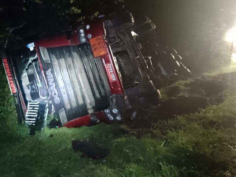 Caminhoneiro socorrido após tombamento de carreta na PR-423 