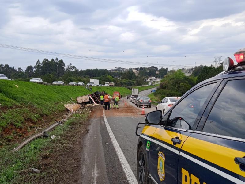 Carreta tomba no km 111 da BR-277 e deixa duas pessoas feridas