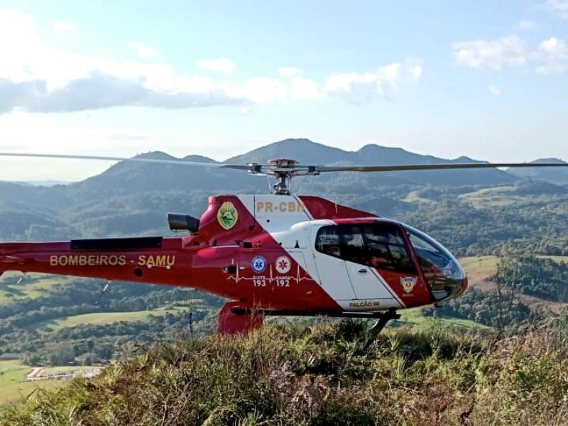 Bombeiros socorrem vítima de queda de parapente no Morro do Cal em Bateias 