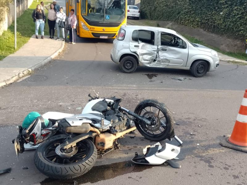 Motociclista foi socorrido pela equipe do Siate após colisão entre moto e carro no Ferraria 