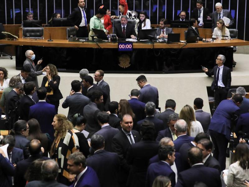 Câmara aprova arcabouço fiscal sem Fundeb e Fundo do DF