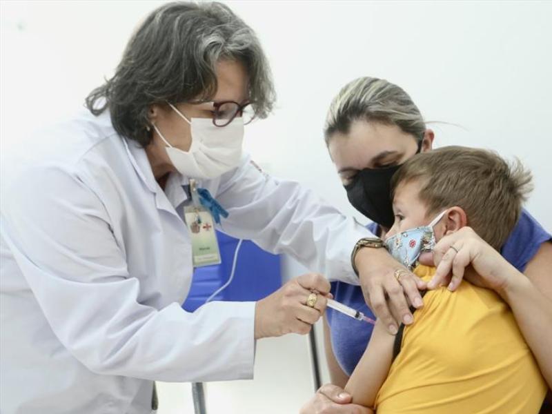 Vacina contra Covid-19 passa a fazer parte do calendário vacinal da criança em 2024