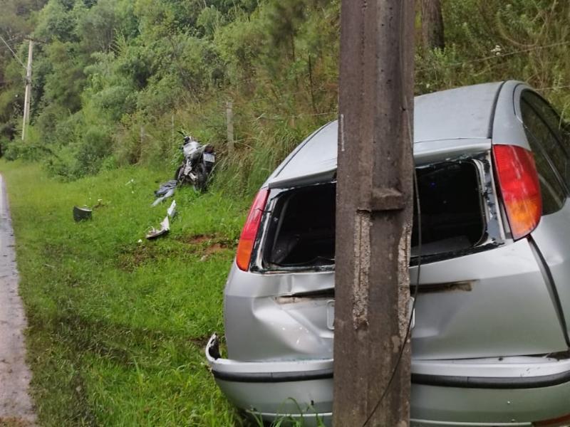 Carro colide em motocicleta em poste de iluminação pública no Botiatuva 