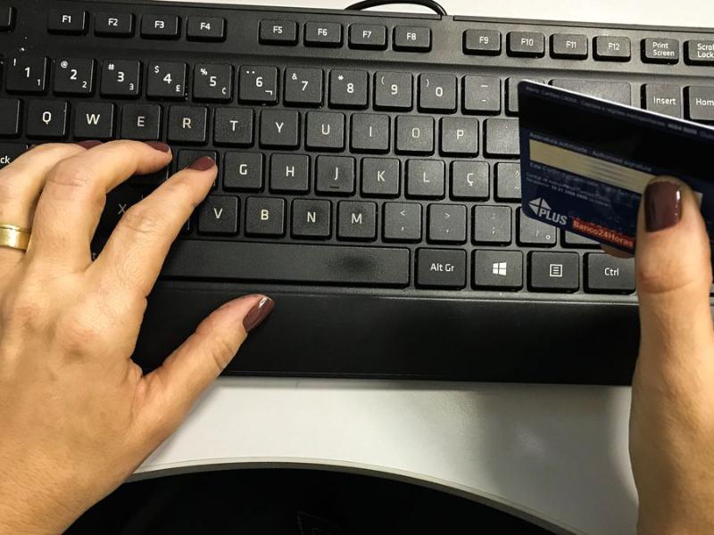 Câmara aprova urgência para limite dos juros do cartão de crédito