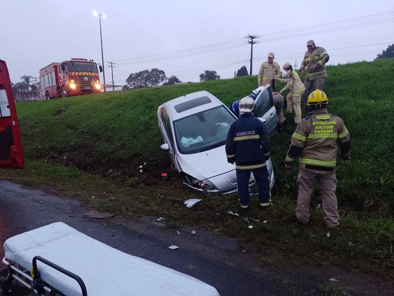 Automóvel sai da pista na antiga BR-277 em Campo Largo e cai em valeta 