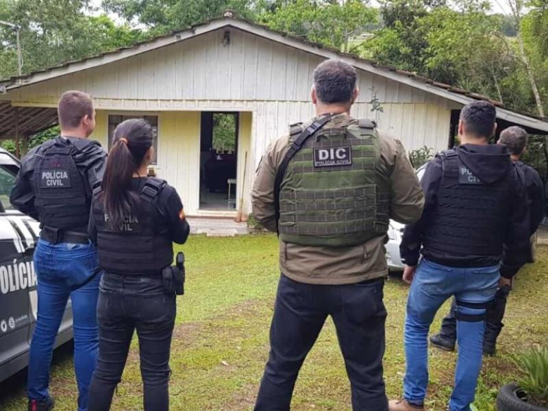 Adolescente catarinense revela abusos do padrasto após nascimento de bebê e ele é preso em Campo Largo
