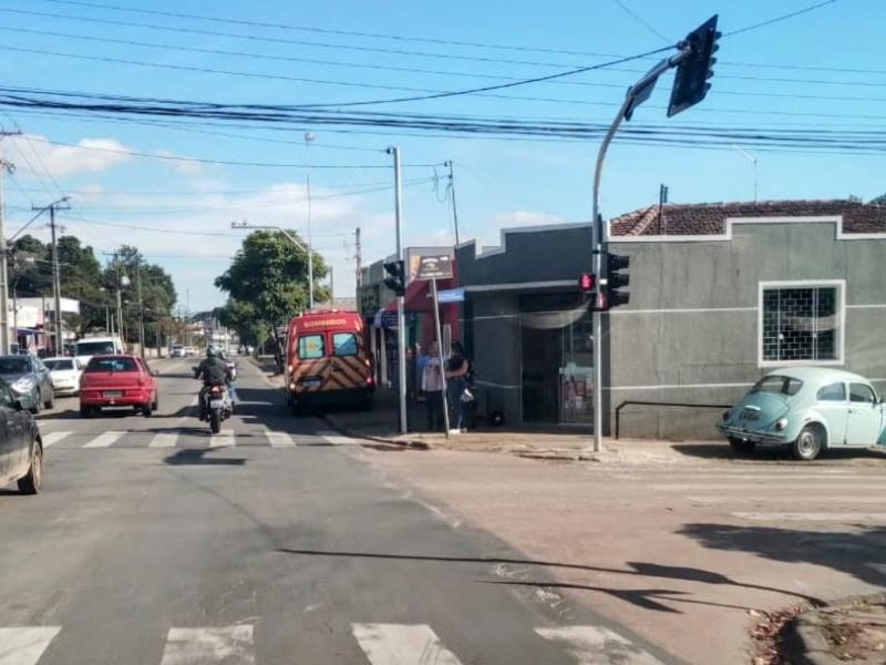Colisão entre carro e moto deixa uma pessoa ferida com escoriações leves