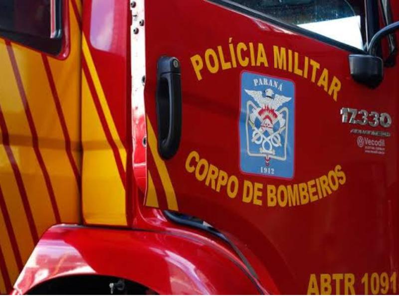 Residência de madeira é consumida pelo fogo no bairro Botiatuva 