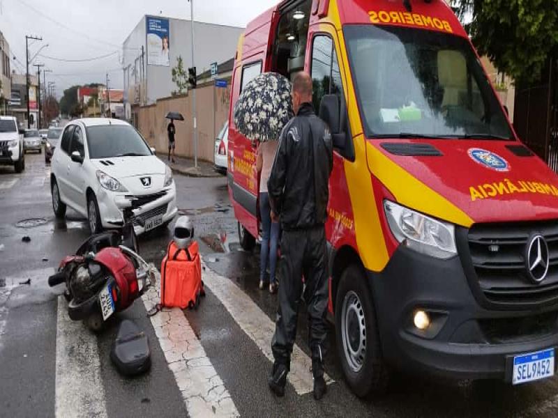 Socorristas do Corpo de Bombeiros prestam atendimento a uma vítima de acidente em Campo Largo 