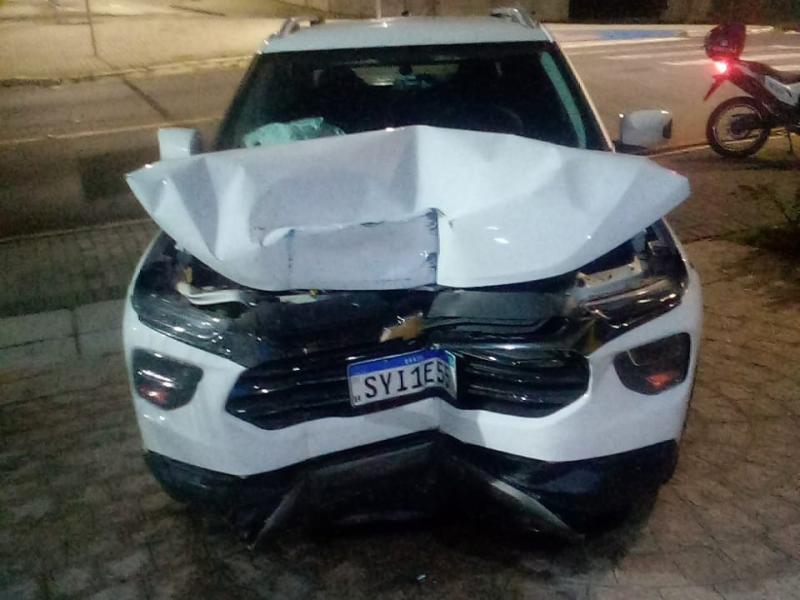 Montana colide na parede de uma clínica no Centro de Campo Largo e o veículo é deixado no local 
