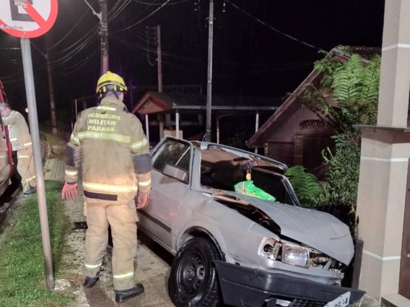 Rapaz socorrido em estado grave após colidir veículo contra anteparo na região da Ferraria 