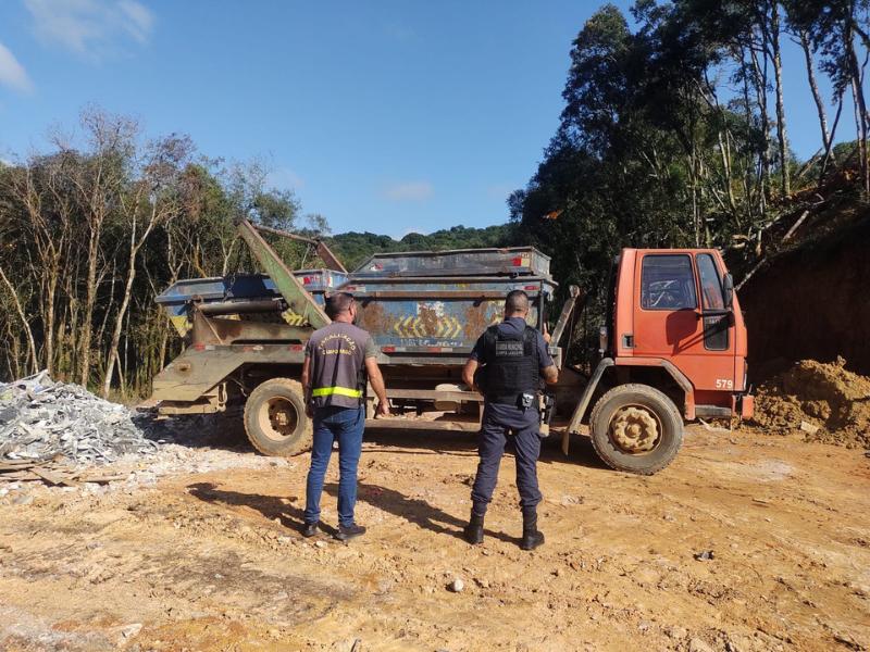 Fiscais do Meio Ambiente e a GMCL flagram descarte irregular de resíduos no Cercadinho 