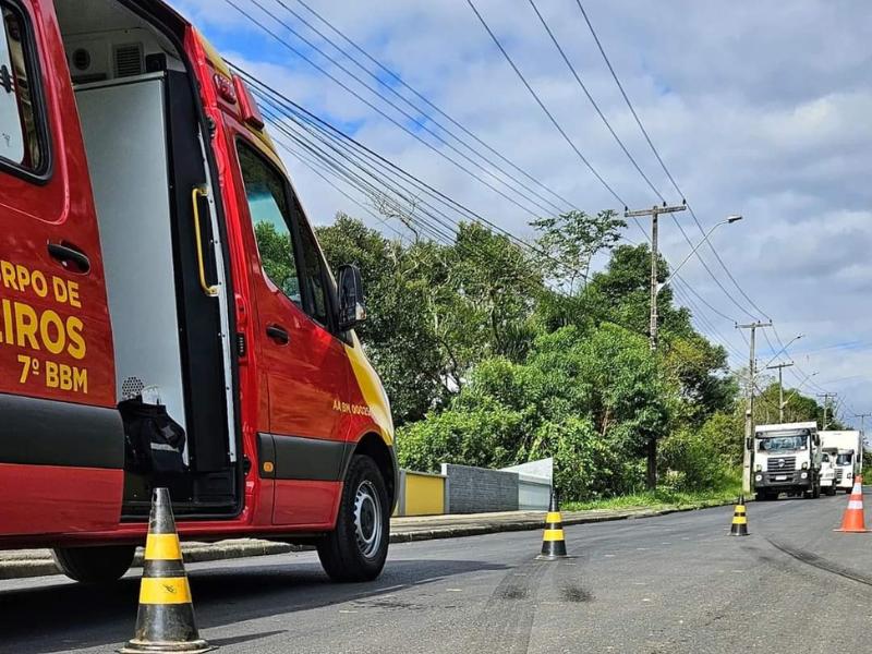Menino é socorrido após caminhão passar em cima de seu pé no Ferraria 