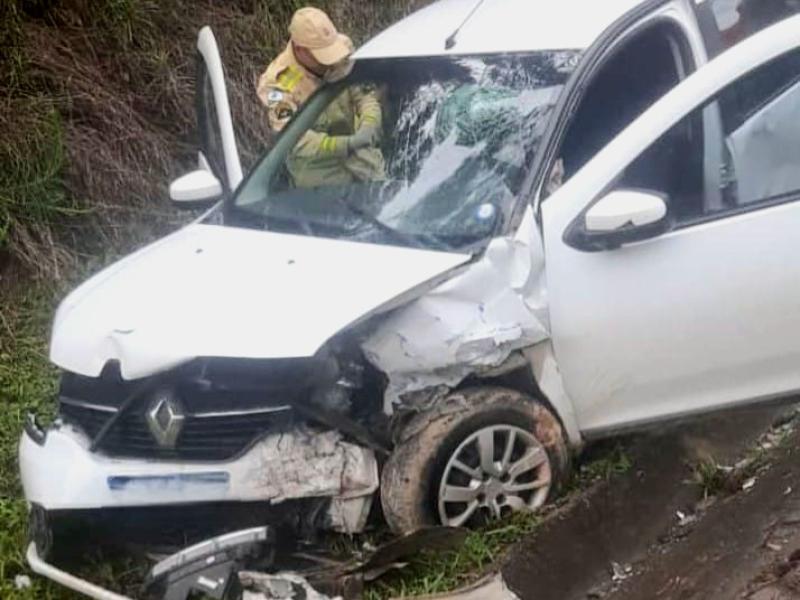 Grave acidente com dois automóveis na Estrada do Cerne em Bateias
