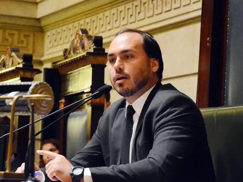 Carlos Bolsonaro é alvo da PF em operação sobre uso irregular da Abin