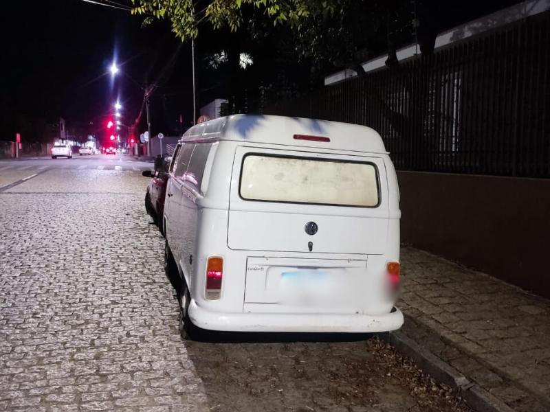 PM recupera Kombi roubada e encaminha condutor para a 3ª DRP de Campo Largo 