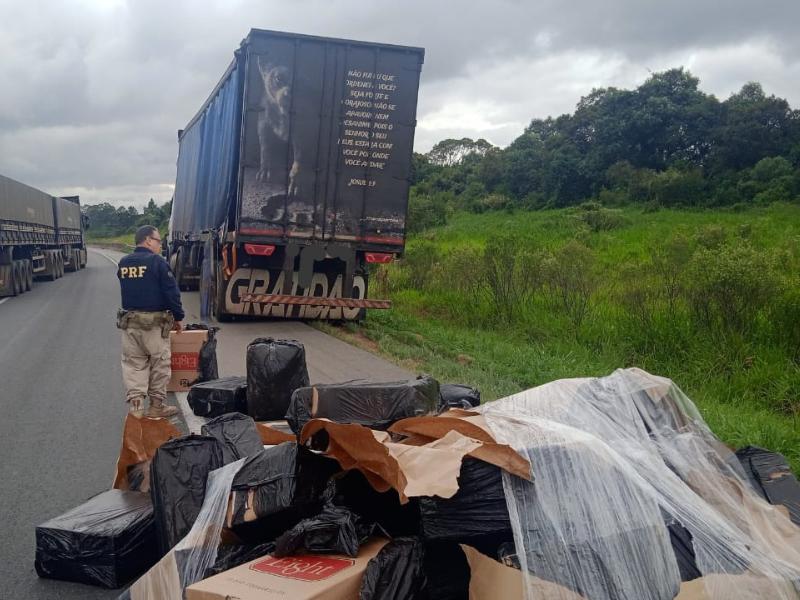 Polícia Rodoviária Federal apreende carreta carregada com 400 mil maços de cigarros contrabandeados