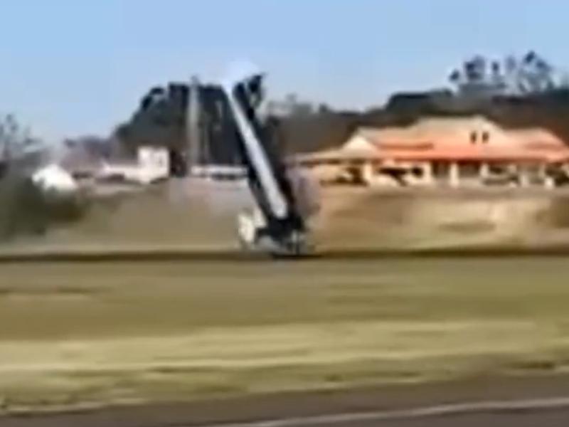 Avião de Campo Largo dá “cambalhota” durante pouso e repercute na internet
