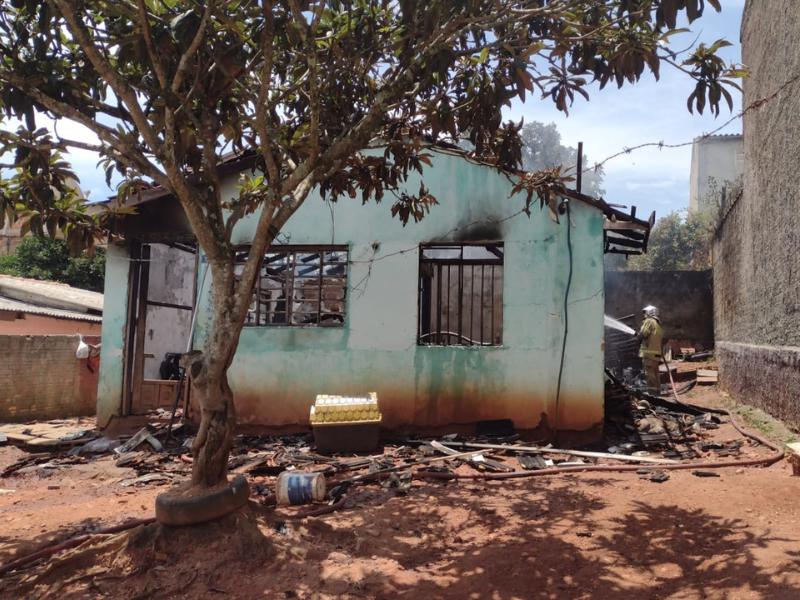 Residência é consumida pelo fogo no bairro Francisco Gorski 