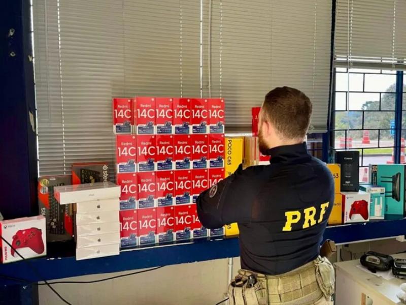 Polícia Rodoviária Federal apreende mais de 200 celulares contrabandeados que viriam para Campo Largo
